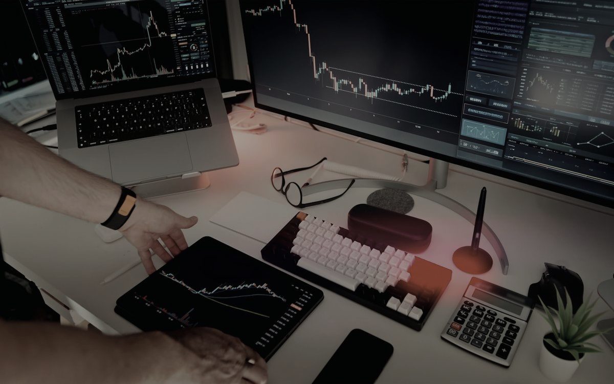 Trading dashboards on desk monitors